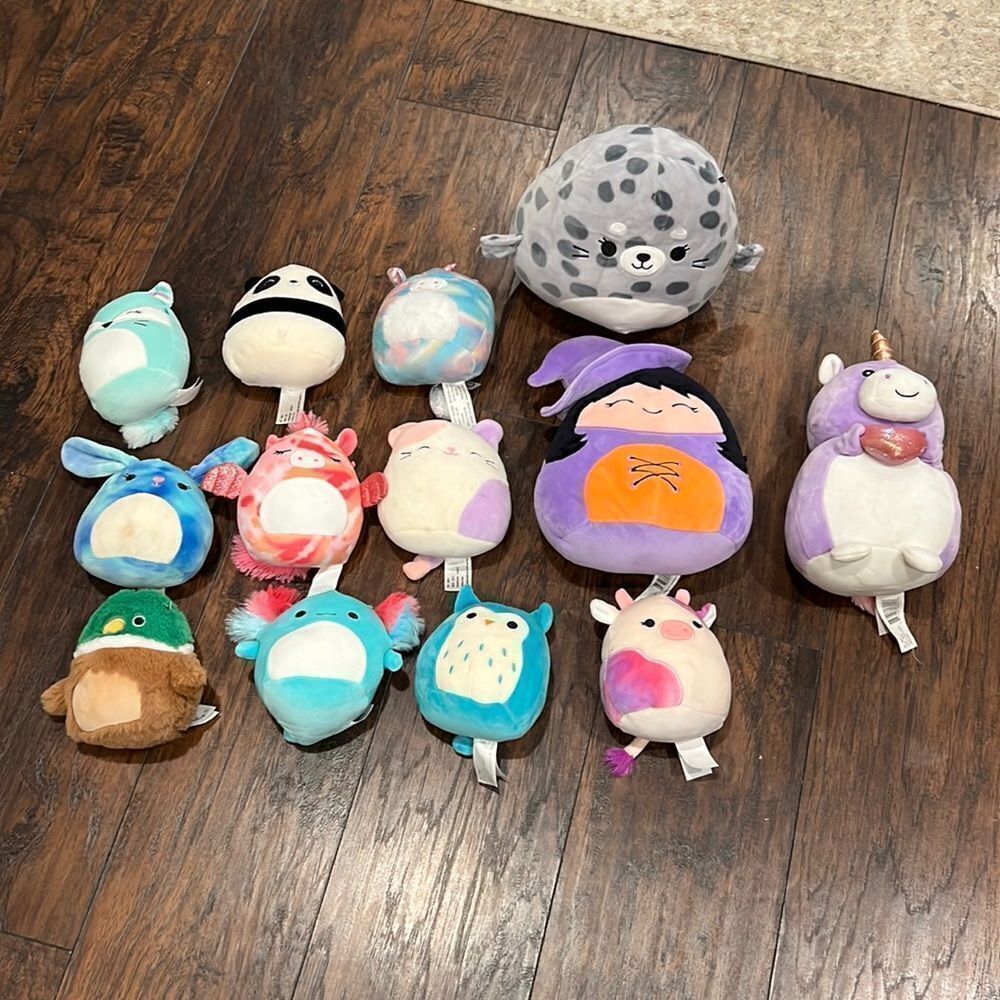 SQUISHMALLOWS lot of 10 small ones and‎ 3 medium total of 13 SQUISHMALLOWS